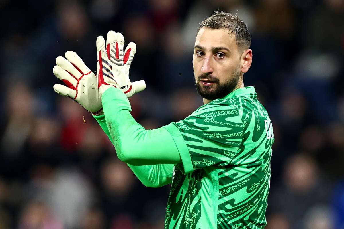 Gianluigi Donnarumma applaude